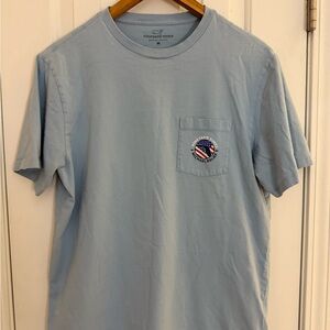 Vineyard Vines Pocket T-Shirt | Michael Relief Graphic | Light Blue | Men’s M